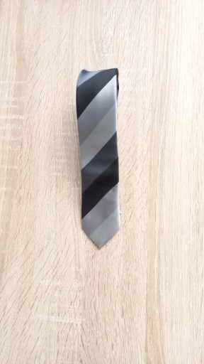 Zdjęcie oferty: wąski (4,5cm) srebrno-czarny krawat CedarWoodState