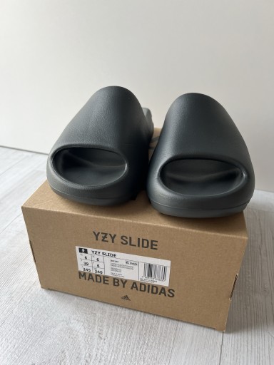 Zdjęcie oferty: Yeezy slide Dark Onyx - klapki Adidas