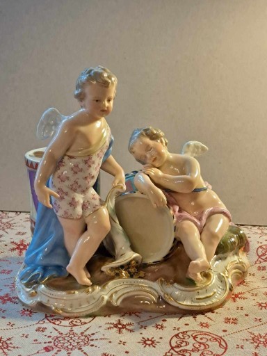 Zdjęcie oferty: Piękna figurka miśnieńska. Putta z bębnami. 