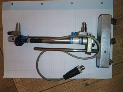 Zdjęcie oferty: Siłownik FESTO z czujnikiem i rozdzielaczem na ssawki