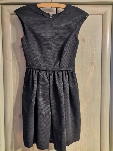 Zdjęcie oferty: Czarna sukienka Zara elegancka z krótkim rękawemXS