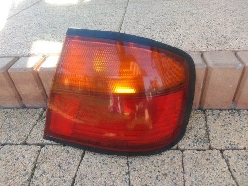 Zdjęcie oferty: lampa tył prawa od nissana model p 11 hatchback