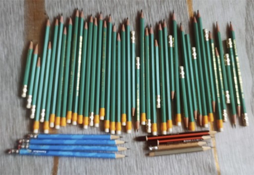 Zdjęcie oferty: Zestaw kilkudziesięciu używanych ołówków 2H do 2B