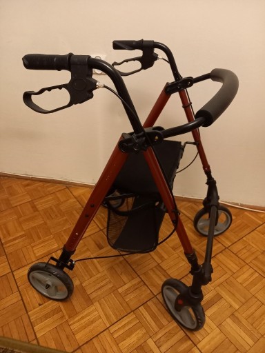 Zdjęcie oferty: Sprzedam lekko używany chodzik AT51112