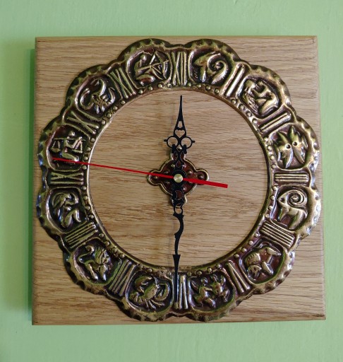 Zdjęcie oferty: Zegar z drewna dębowy z metalowymi zdobieniami(2)