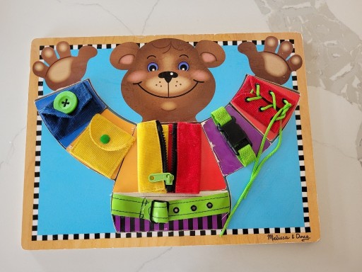 Zdjęcie oferty: MELISSA & DOUG TABLICA MOTORYCZNA MIŚ ZAPINANIE 