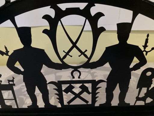 Zdjęcie oferty: Świecznik Łuk Metalowy z Wizerunkiem Górnika Rzeźbiarza i Kobiety Lata 40