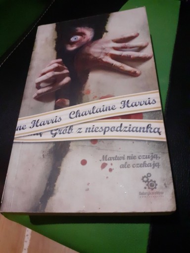 Zdjęcie oferty: Charlaine Harris - Grób z niespodzianką