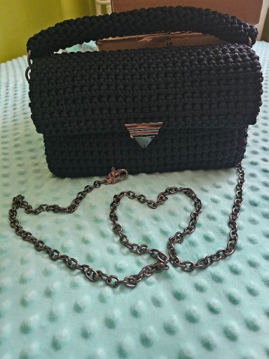 Zdjęcie oferty: Szydełkowa czarna torebka kopertowa na łańcuszku. 