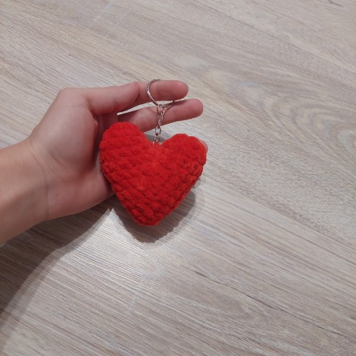 Zdjęcie oferty: Brelok serce wykonane na szydełku do kluczy