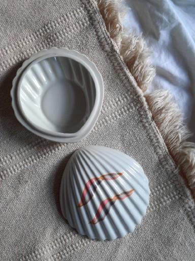 Zdjęcie oferty: Szkatułka muszla porcelanowa puzderko pudełko