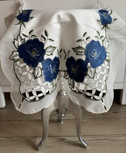 Zdjęcie oferty: Obrus bieżnik z delikatnym haftem