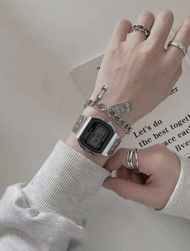 Zdjęcie oferty: Srebrny zegarek elektroniczny