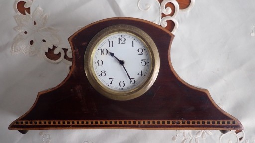 Zdjęcie oferty: Mały, drewniany zegar kominkowy.