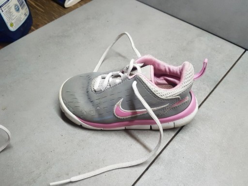 Zdjęcie oferty: Nike buty dla dziewczynki 25r.(v)