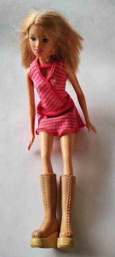 Zdjęcie oferty: Lalka Mattel w sukience, kozaczkach torebki buty