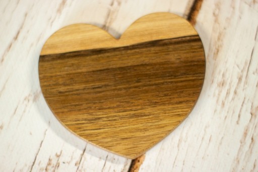 Zdjęcie oferty: Drewniana podstawka pod kubek w kształcie serca
