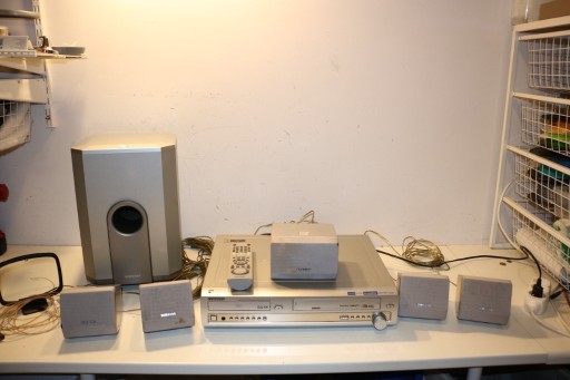 Zdjęcie oferty: combo vhs +dvd Samsung kino domowe z głośnikami zabytek antyk unikat