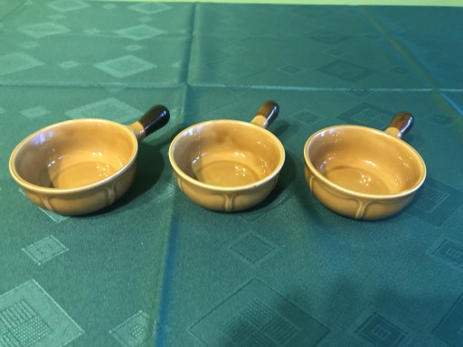 Zdjęcie oferty: 3 miseczki-kokilki-z uchwytem.Porcelit,Pruszków 