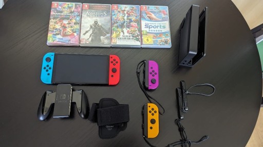 Zdjęcie oferty: Nintendo Switch OLED + 2 dodatkowe pady + 4 gry