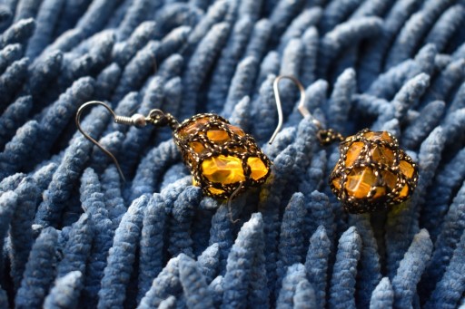 Zdjęcie oferty: Ozdobne koronkowe kolczyki w kształcie kamieni.