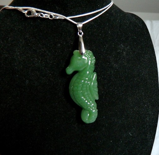 Zdjęcie oferty: Jadeit zielony konik morski, wisiorek na łańcuszku
