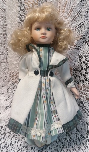 Zdjęcie oferty: Przepiękna lalka porcelanowa w stylu ludowym!