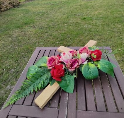 Zdjęcie oferty: Stroik Wiosenny na cmentarz krzyż z kwiatami