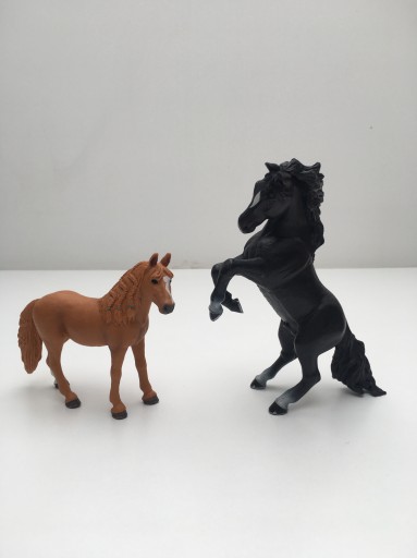 Zdjęcie oferty: Figurki koni Schleich 2 szt.