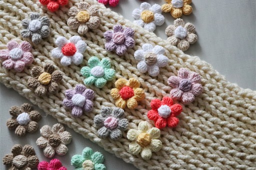 Zdjęcie oferty: Kwiatki na szydełku z włóczki 3D na sweter, czapkę