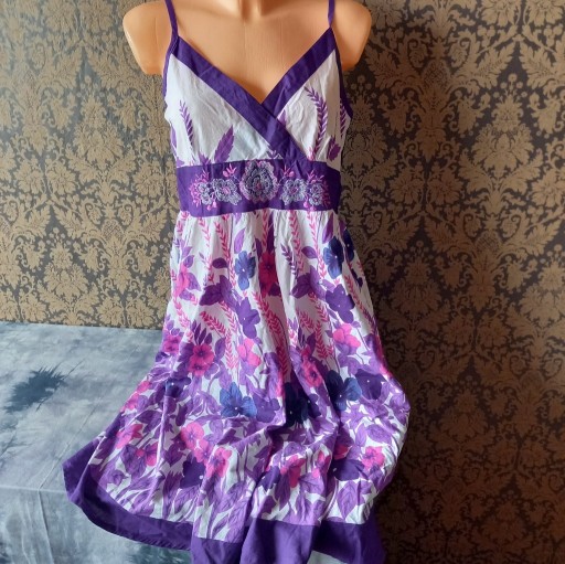 Zdjęcie oferty: sukienka fioletowa w kwiaty hafty m