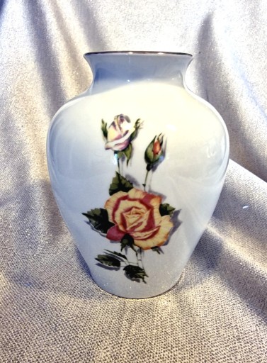 Zdjęcie oferty: Porcelanowy wazon Chodzież motyw w Róże