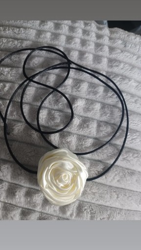Zdjęcie oferty: Chokery z różą 5,5 cm kwiat na szyje 