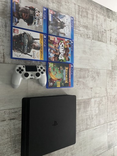 Zdjęcie oferty: Ps4 w stanie idealnym z padem i grami 