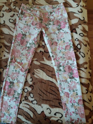 Zdjęcie oferty: Spodnie w kwiatowe wzory