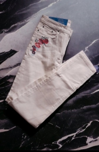 Zdjęcie oferty: Biale elastyczne spodnie Esmara S