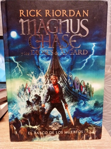 Zdjęcie oferty: Magnus Chase - El barco de los muertos. R. Riordan