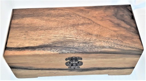 Zdjęcie oferty: Szkatułka drewniana,fornirowana orzechem