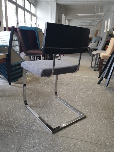 Zdjęcie oferty: Krzesła na metalowej podstawie 