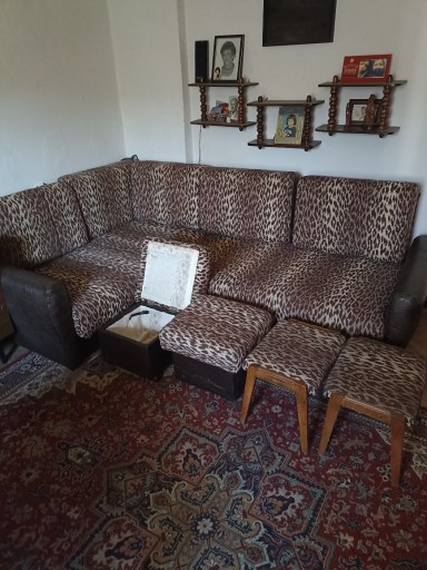 Zdjęcie oferty: Duża kanapa rogowa +dodatkowo cztery stołki