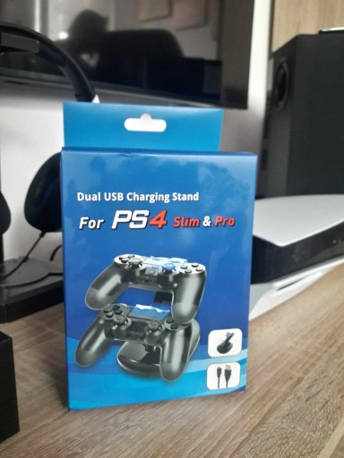 Zdjęcie oferty: Stacja Dokująca na 2 pady do PS4 z podświetleniem