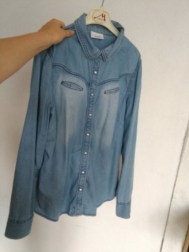 Zdjęcie oferty: Koszula dżinsowa niebieska z kieszonkami
