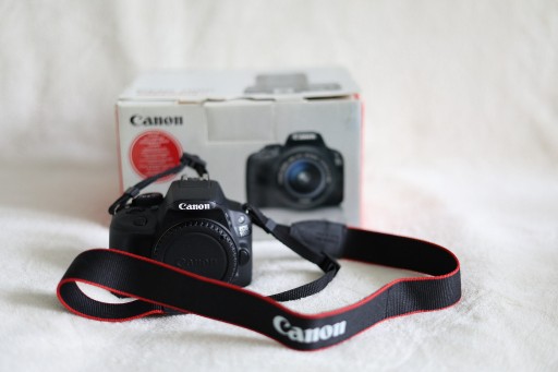 Zdjęcie oferty: Canon 100D, aparat, lustrzanka, s.idealny + Gratis