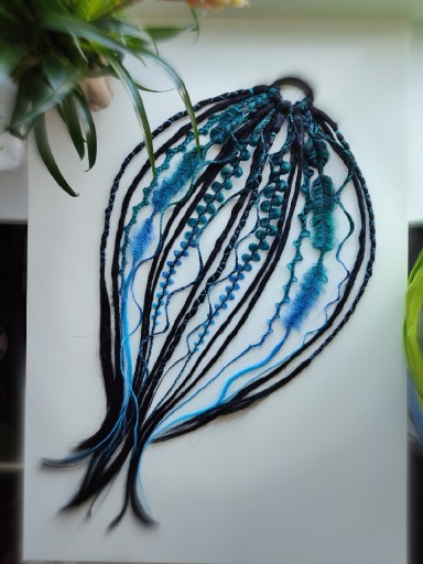 Zdjęcie oferty: Dredogomka, ręcznie robiona gumka z dredami i warkoczami, gumka festywalowa