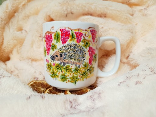 Zdjęcie oferty: Jeż w ogrodzie winnym ręcznie malowany kubek 270 ml.