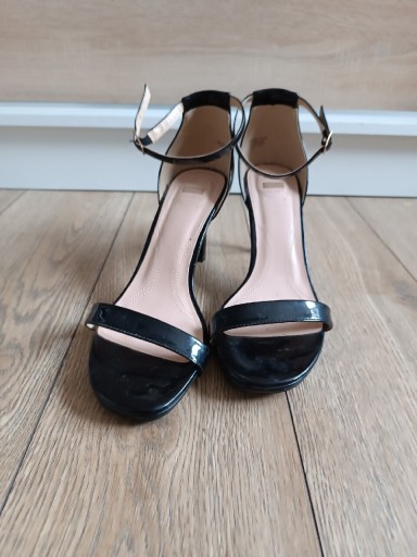 Zdjęcie oferty: Czarne lakierowane sandały na szpilce 