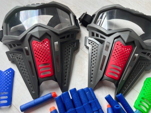 Zdjęcie oferty: Maski ochronne Nerf dwie sztuki, zapas strzałek, magazynek na rękę