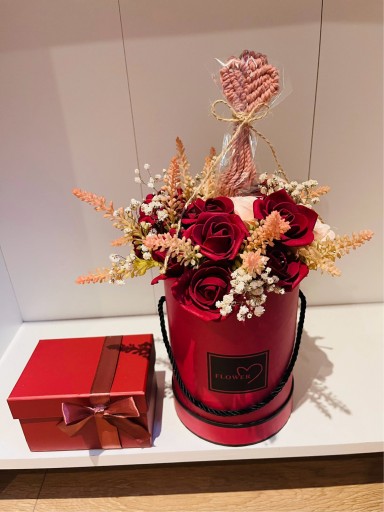 Zdjęcie oferty: Flower box z mydlanych róż 
