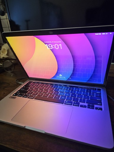 Zdjęcie oferty: Macbook Pro A2338 M1 z 16GB pamięci ram oraz 256GB dyskiem ssd silver
