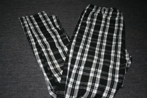 Zdjęcie oferty: Spodnie 152 krata miękkie miłe zwężane nogawki